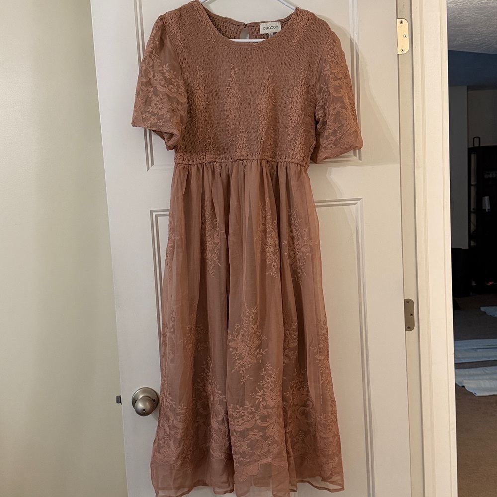 Beautiful & feminine Blush Lace Dress with Embroidery perfect for Spring! Size L